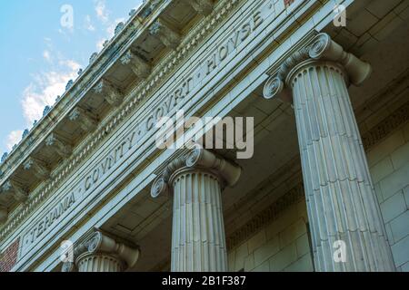 Red Bluff, Kalifornien, USA - 12. November 2012: Aufschrift auf dem Pediment des Tehama County Courthouse Stockfoto