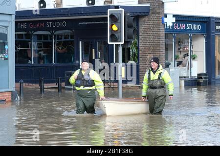 Shrewsbury, Shropshire, Großbritannien - Dienstag, 25. Februar 2020 - Helfer der Gemeinde waten durch die überfluteten Geschäfte im Stadtteil Coleham der Stadt. Der Fluss Severn wird später heute seinen Höhepunkt erreichen, und für Shrewsbury gilt derzeit eine "Severn Flood Warning". Foto Steven May / Alamy Live News Stockfoto