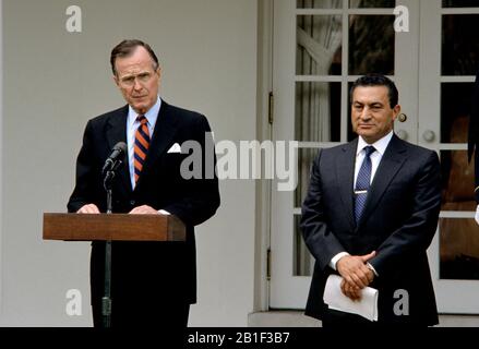 Präsident der Vereinigten Staaten George H.W. Bush und Präsident Hosni Mubarak aus Ägypten treffen vor dem Treffen im Weißen Haus in Washington, DC am 3. April 1989 ihre Ankunftsberichte. Kredit: Howard L. Sachs/CNP /MediaPunch Stockfoto