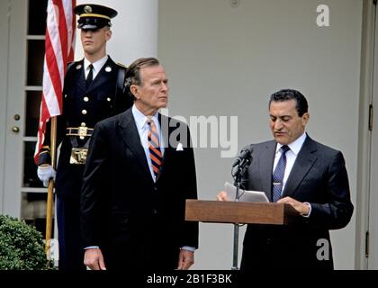 Präsident der Vereinigten Staaten George H.W. Bush und Präsident Hosni Mubarak aus Ägypten treffen vor dem Treffen im Weißen Haus in Washington, DC am 3. April 1989 ihre Ankunftsberichte. Kredit: Howard L. Sachs/CNP /MediaPunch Stockfoto