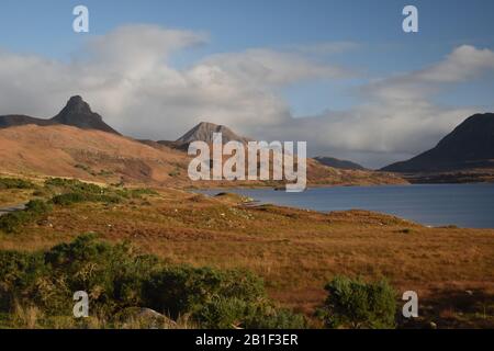 Hochlandlandschaft mit Stac Pollaidh, Cul Beag und Sgorr Tuath im Hintergrund. Loch Bad a Ghaill. Stockfoto