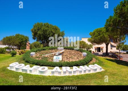 Golfo Aranci, Sardinien/Italien - 2019/07/16: Panoramablick auf das Stadtzentrum von Golfo Aranci mit Willkommensschild und Parkboulevard an der Küste Stockfoto