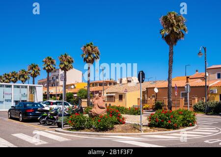 Golfo Aranci, Sardinien / Italien - 2019/07/16: Panoramaaussicht auf das Stadtzentrum von Golfo Aranci am Yachthafen - Marina di Golfo Aranci Stockfoto