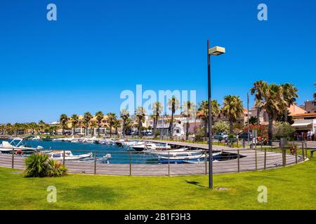 Golfo Aranci, Sardinien/Italien - 2019/07/16: Panoramaaussicht auf den Yachthafen Golfo Aranci - Marina di Golfo Aranci - mit Parkboulevard an der Küste Stockfoto