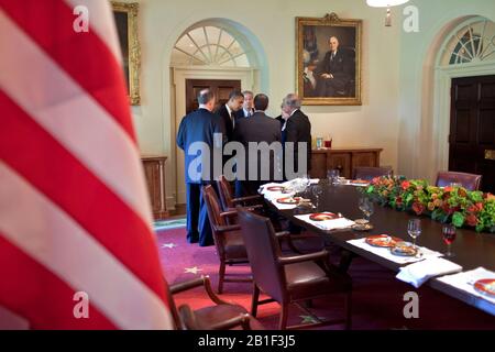 Washington, DC - 18. August 2009 -- US-Präsident Barack Obama gewährt Berater nach einem Arbeitsessen mit Präsident Hosni Mubarak aus Ägypten im Kabinettsraum des Weißen Hauses, 18. August 2009.Mandatory Credit: Pete Souza - Weiße Haus über CNP/MediaPunch Stockfoto