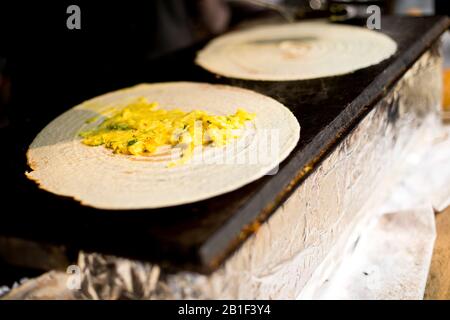 Kochen von Masala dosa im Surajkund Mela Food-Stall Stockfoto