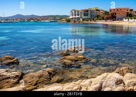 Golfo Aranci, Sardinien/Italien - 2019/07/16: Panoramaaussicht auf den Hafen und Strand von Golfo Aranci - Spiaggia di Golfo Aranci - an der Tyrrhenischen Küste Stockfoto