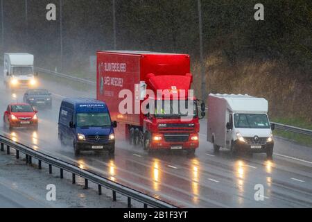 Chorley, Lancashire. Februar 2020. Wetter in Großbritannien, Starker Regen, Hagelschauer und winterliche Witterung sorgen für schwierige Fahrbedingungen auf der Autobahn M6 in Lancashire. Kredit: MediaWorldImages/AlamyLiveNews Stockfoto