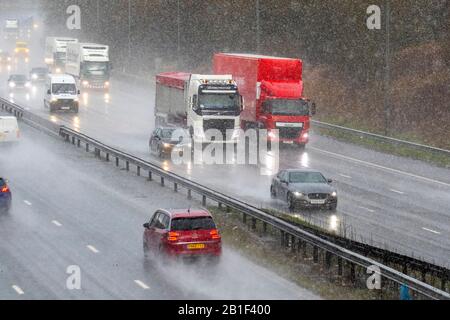 Chorley, Lancashire. Februar 2020. Wetter in Großbritannien, Starker Regen, Hagelschauer und winterliche Witterung sorgen für schwierige Fahrbedingungen auf der Autobahn M6 in Lancashire. Kredit: MediaWorldImages/AlamyLiveNews Stockfoto