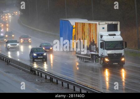 Chorley, Lancashire. Februar 2020. Wetter in Großbritannien, Starker Regen, Hagelschauer und winterliche Witterung sorgen für schwierige Fahrbedingungen auf der Autobahn M6 in Lancashire. Kredit: MediaWorldImages/AlamyLiveNews Stockfoto