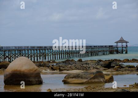 Batam Indonesia - Jetty am Nongsa Beach bei Ebbe Stockfoto