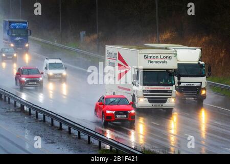 Chorley, Lancashire. Februar 2020. Wetter in Großbritannien, Starker Regen, Hagelschauer und winterliche Witterung sorgen für schwierige Fahrbedingungen auf der Autobahn M6 in Lancashire. Kredit: MediaWorldImages/AlamyLiveNews Stockfoto