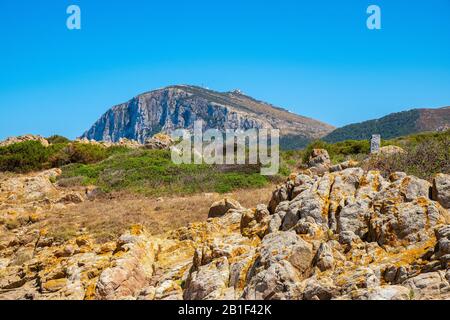 Panoramablick auf die Kapklippen und Felsen von Capo Figari mit Monte Ruju-Mount an der Tyrrhenischen Meeresküste in Golfo Aranci, Sardinien, Italien Stockfoto