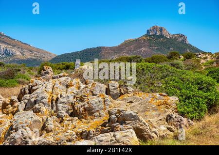 Panoramablick auf die Kapklippen und Felsen von Capo Figari mit Monte Ruju-Mount an der Tyrrhenischen Meeresküste in Golfo Aranci, Sardinien, Italien Stockfoto