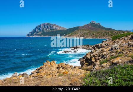 Panoramablick auf die Kapklippen und Felsen von Capo Figari mit Monte Ruju-Mount an der Tyrrhenischen Meeresküste in Golfo Aranci, Sardinien, Italien Stockfoto