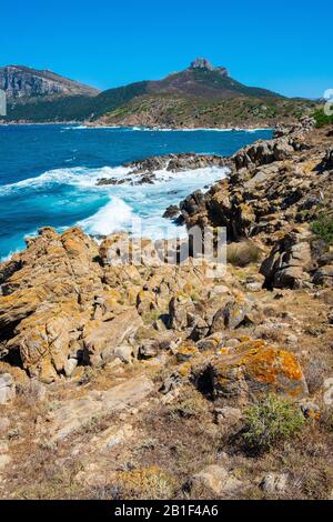 Panoramablick auf die Kapklippen und Felsen von Capo Figari mit Monte Ruju-Mount an der Tyrrhenischen Meeresküste in Golfo Aranci, Sardinien, Italien Stockfoto