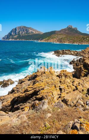 Panoramablick auf die Kapklippen und Felsen von Capo Figari mit Monte Ruju-Mount an der Tyrrhenischen Meeresküste in Golfo Aranci, Sardinien, Italien Stockfoto