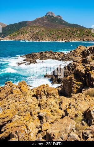 Panoramablick auf die Kapklippen und Felsen von Capo Figari mit Monte Ruju-Mount an der Tyrrhenischen Meeresküste in Golfo Aranci, Sardinien, Italien Stockfoto