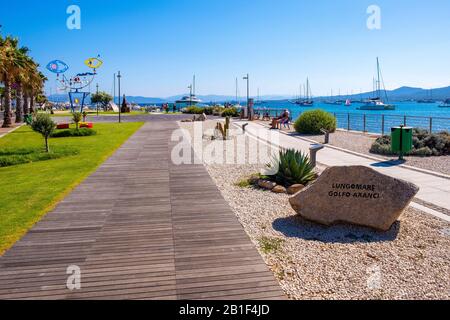 Golfo Aranci, Sardinien/Italien - 2019/07/16: Panoramaaussicht auf den Yachthafen Golfo Aranci - Marina di Golfo Aranci - mit Parkboulevard an der Küste Stockfoto