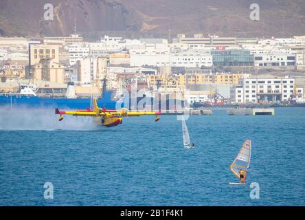 Las Palmas, Gran Canaria, Kanarische Inseln, Spanien. Februar 2020. Ein Wasserflugzeug vom Typ Canadair CL-215/Wasserbomber gleitet über das Meer, um im Hafen von Las Palmas Wasser aufzunehmen, als zwei der Flugzeuge auf Gran Canaria ankommen, um einen Bergwaldbrand zu löschen. Kredit: Alan Dawson/Alamy Live News Stockfoto