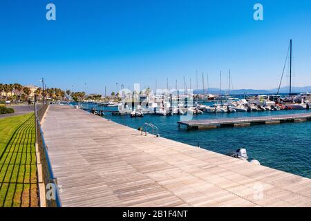 Golfo Aranci, Sardinien/Italien - 2019/07/16: Panoramaaussicht auf den Yachthafen Golfo Aranci - Marina di Golfo Aranci - mit Parkboulevard an der Küste Stockfoto