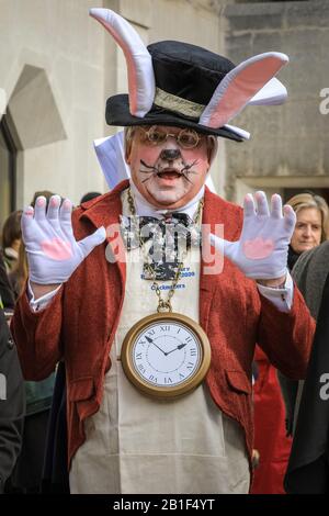 Guildhall, London, Großbritannien. Februar 2020. Shrove Tuesday, auch bekannt als "Pancake Day", sieht Teams von Teilnehmern aus den Liveries der City of London in ihren Regalien und ihrem schicken Kleid an, während sie sich bei Pfannkuchenrennen gegenseitig anziehen. Die jährliche Tradition findet außerhalb der Guildhall der Stadt statt. Kredit: Imageplotter/Alamy Live News Stockfoto