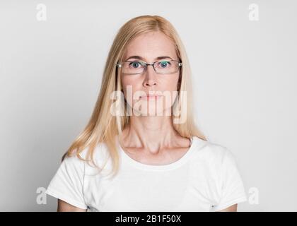 Nahaufnahme einer schönen Frau mittleren Alters mit Blick auf die Kamera Stockfoto