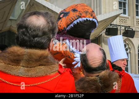 Guildhall, London, Großbritannien. Februar 2020. Shrove Tuesday, auch bekannt als "Pancake Day", sieht Teams von Teilnehmern aus den Liveries der City of London in ihren Regalien und ihrem schicken Kleid an, während sie sich bei Pfannkuchenrennen gegenseitig anziehen. Die jährliche Tradition findet außerhalb der Guildhall der Stadt statt. Kredit: Imageplotter/Alamy Live News Stockfoto