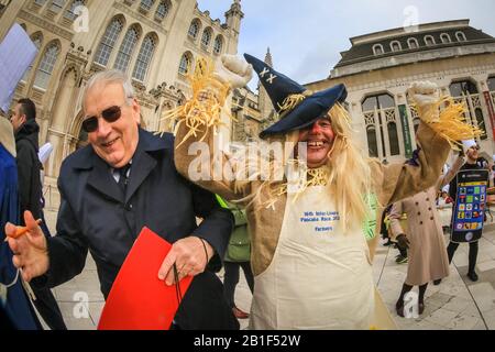 Guildhall, London, Großbritannien. Februar 2020. Shrove Tuesday, auch bekannt als "Pancake Day", sieht Teams von Teilnehmern aus den Liveries der City of London in ihren Regalien und ihrem schicken Kleid an, während sie sich bei Pfannkuchenrennen gegenseitig anziehen. Die jährliche Tradition findet außerhalb der Guildhall der Stadt statt. Kredit: Imageplotter/Alamy Live News Stockfoto