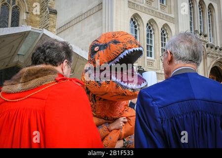 Guildhall, London, Großbritannien. Februar 2020. Shrove Tuesday, auch bekannt als "Pancake Day", sieht Teams von Teilnehmern aus den Liveries der City of London in ihren Regalien und ihrem schicken Kleid an, während sie sich bei Pfannkuchenrennen gegenseitig anziehen. Die jährliche Tradition findet außerhalb der Guildhall der Stadt statt. Kredit: Imageplotter/Alamy Live News Stockfoto