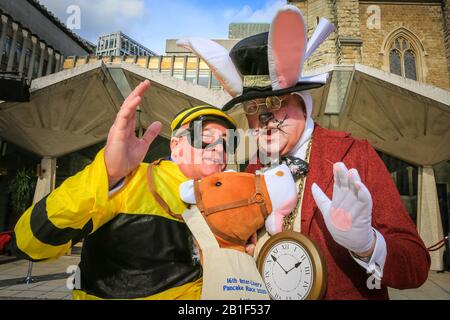 Guildhall, London, Großbritannien. Februar 2020. Die besten Kostüme werden beurteilt. Shrove Tuesday, auch bekannt als "Pancake Day", sieht Teams von Teilnehmern aus den Liveries der City of London in ihren Regalien und ihrem schicken Kleid an, während sie sich bei Pfannkuchenrennen gegenseitig anziehen. Die jährliche Tradition findet außerhalb der Guildhall der Stadt statt. Kredit: Imageplotter/Alamy Live News Stockfoto