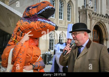 Guildhall, London, Großbritannien. Februar 2020. Die besten Kostüme werden beurteilt. Shrove Tuesday, auch bekannt als "Pancake Day", sieht Teams von Teilnehmern aus den Liveries der City of London in ihren Regalien und ihrem schicken Kleid an, während sie sich bei Pfannkuchenrennen gegenseitig anziehen. Die jährliche Tradition findet außerhalb der Guildhall der Stadt statt. Kredit: Imageplotter/Alamy Live News Stockfoto