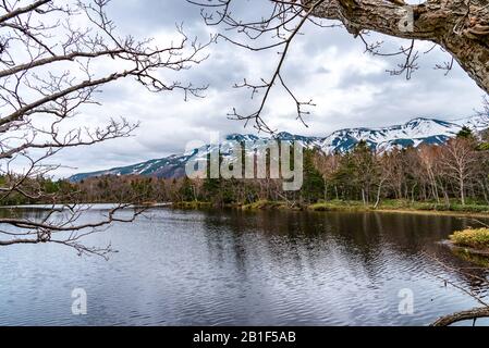 Der Dritte See von Shiretoko Goko Five Lakes Area. Rolling Mountain Range und Woodland im Frühling. Shiretoko-Nationalpark. Shari, Hokkaido, Japan Stockfoto