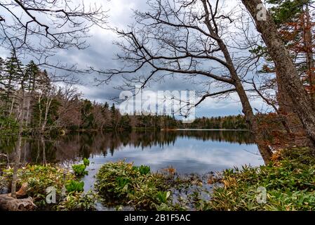 Der Zweite See von Shiretoko Goko Five Lakes. Rolling Mountain Range und Woodland im Frühling. Land mit hohem Breitengrad natürliche Schönheit Landschaft Stockfoto