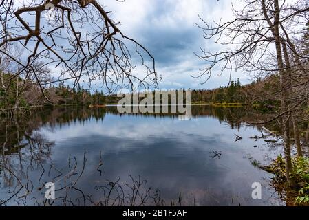 Der Dritte See von Shiretoko Goko Five Lakes Area. Rolling Mountain Range und Woodland im Frühling. Shiretoko-Nationalpark. Shari, Hokkaido, Japan Stockfoto