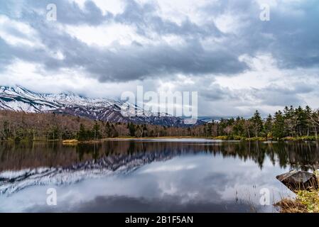 Der Dritte See von Shiretoko Goko Five Lakes Area. Rolling Mountain Range und Woodland im Frühling. Shiretoko-Nationalpark. Shari, Hokkaido, Japan Stockfoto