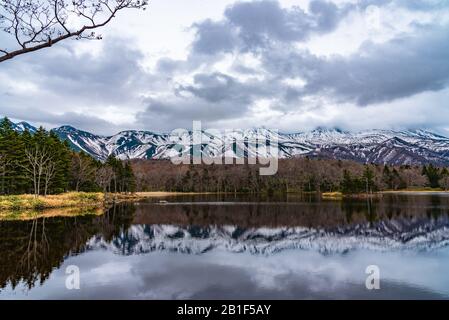 Der Zweite See von Shiretoko Goko Five Lakes. Rolling Mountain Range und Woodland im Frühling. Land mit hohem Breitengrad natürliche Schönheit Landschaft Stockfoto