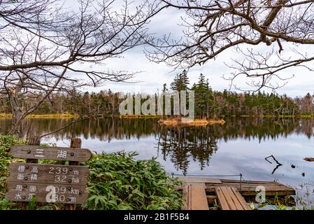 Der Dritte See von Shiretoko Goko Five Lakes Area. Rolling Mountain Range und Woodland im Frühling. Shiretoko-Nationalpark. Shari, Hokkaido, Japan Stockfoto