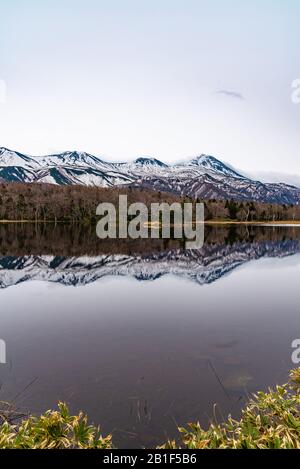 Der Zweite See von Shiretoko Goko Five Lakes. Rolling Mountain Range und Woodland im Frühling. Land mit hohem Breitengrad natürliche Schönheit Landschaft Stockfoto