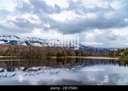 Der Zweite See von Shiretoko Goko Five Lakes. Rolling Mountain Range und Woodland im Frühling. Land mit hohem Breitengrad natürliche Schönheit Landschaft Stockfoto