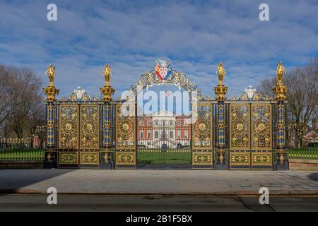 Renovierte Golden Gates in der Warrington Town Hall, Sankey Street, Cheshire, England Stockfoto