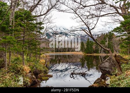 Der Dritte See von Shiretoko Goko Five Lakes Area. Rolling Mountain Range und Woodland im Frühling. Shiretoko-Nationalpark. Shari, Hokkaido, Japan Stockfoto