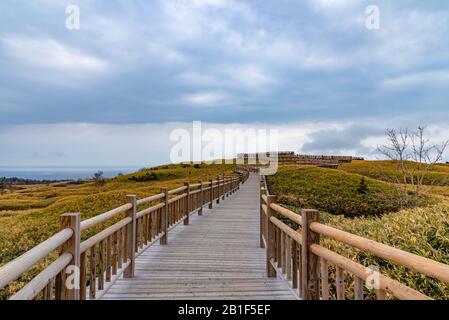 Shiretoko Goko Five Lakes im Shiretoko National Park. Touristen können auf dem erhöhten Holzsteg spazieren gehen. Shari, Hokkaido, Japan Stockfoto