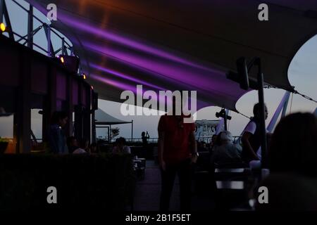 Dachterrasse in der Abenddämmerung, Hotel Dei Cavalieri Milano Duomo, Leute mischen sich und genießen den Panoramablick auf die Stadt Mailand Stockfoto