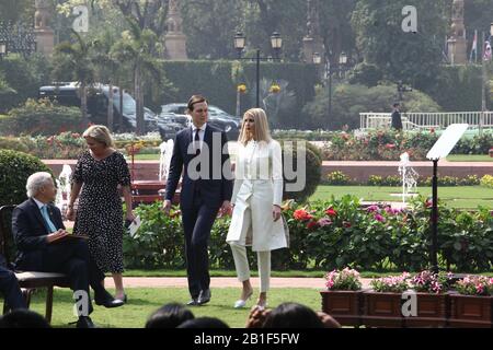 Neu-Delhi, Indien. Februar 2020. White House Senior Adviser Jared Kushner und seine Frau Ivanka Trump, die Tochter und Assistentin von Präsident Donald Trump, kommen zu einer Pressekonferenz mit Präsident Donald Trump und dem indischen Premierminister Narendra Modi im Hyderabad House in Neu-Delhi, Indien. (Foto von Sondeep Shankar/Pacific Press/Sipa USA) Credit: SIPA USA/Alamy Live News Stockfoto