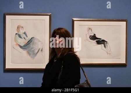 London, Großbritannien. Februar 2020. David Hockney, (L-R) Celia Mit Karomuster, 1973, und Celia in einer schwarzen Rutschverkleidung, Paris, Dez, 1973 in David Hockney Drawing From Life Ausstellung. David Hockney, gefeierter britischer Künstler, präsentiert eine Ausstellung, die seinen Zeichnungen gewidmet ist und rund 150 Werke umfasst, die über fünf Jahrzehnte entstanden sind, in der National Portrait Gallery, London London, Großbritannien - 25. Februar 2020 Credit: Nils Jorgensen/Alamy Live News Stockfoto