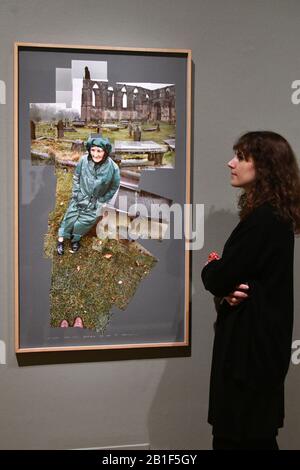 London, Großbritannien. Februar 2020. David Hockney, My Mother, Bolton Abbey, Yorkshire, Nov, 1982 in David Hockney Drawing From Life. David Hockney, gefeierter britischer Künstler, präsentiert eine Ausstellung, die seinen Zeichnungen gewidmet ist und rund 150 Werke umfasst, die über fünf Jahrzehnte entstanden sind, in der National Portrait Gallery, London London, Großbritannien - 25. Februar 2020 Credit: Nils Jorgensen/Alamy Live News Stockfoto