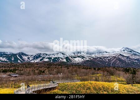 Shiretoko Goko Five Lakes im Shiretoko National Park. Touristen können auf dem erhöhten Holzsteg spazieren gehen. Shari, Hokkaido, Japan Stockfoto