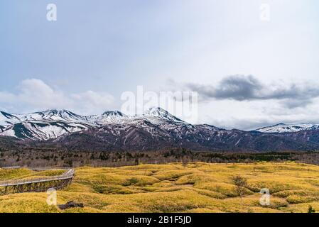 Shiretoko Goko Five Lakes im Shiretoko National Park. Touristen können auf dem erhöhten Holzsteg spazieren gehen. Shari, Hokkaido, Japan Stockfoto