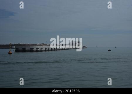 Die Isola Artificiale del Baccan di Sant'Erasmo nähert sich dem Projekt MOSE, vom Wasser der Lagune von Venedig, von Booten und dem Meereswall jenseits Stockfoto